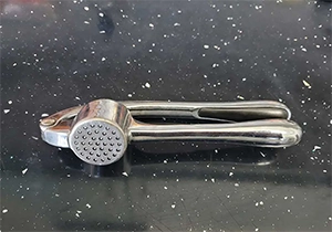 front view of the garlic press