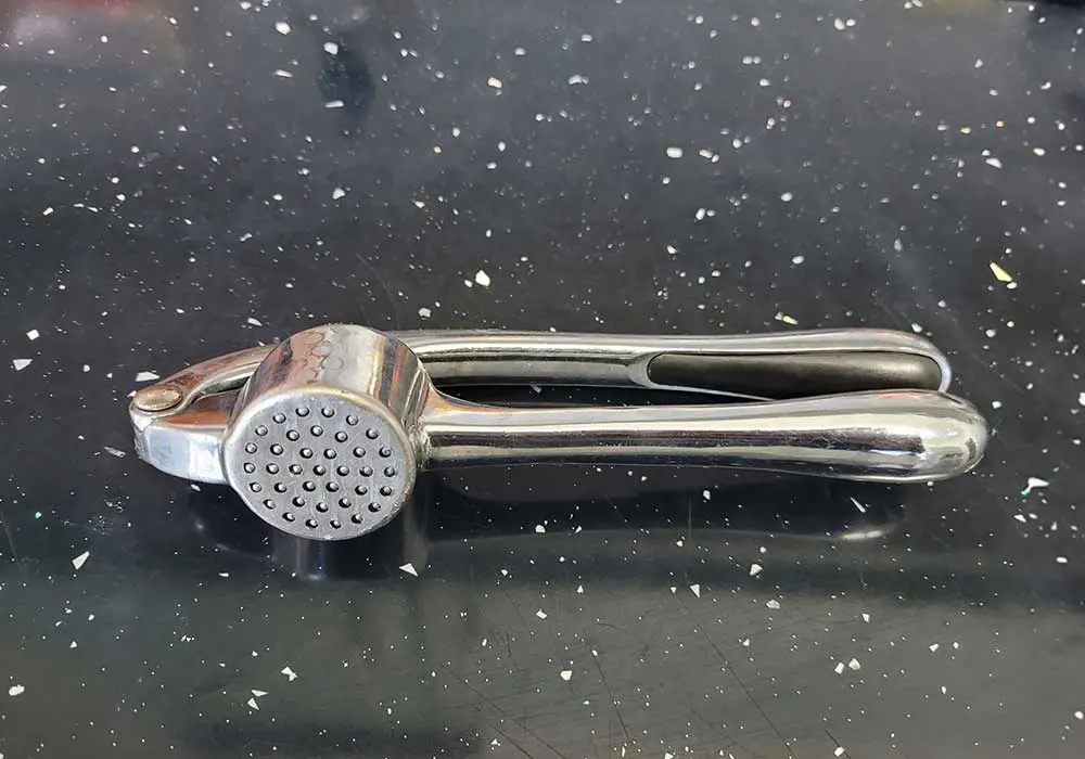 front view of the garlic press