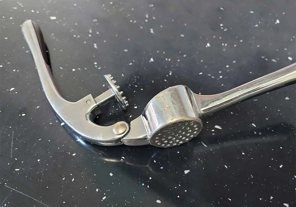 side view of the garlic press